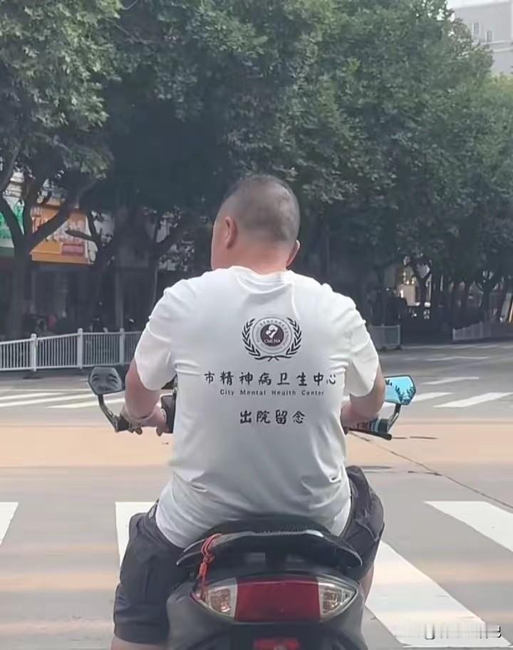 大哥，要不咱还是换件衣服吧[呲牙笑]