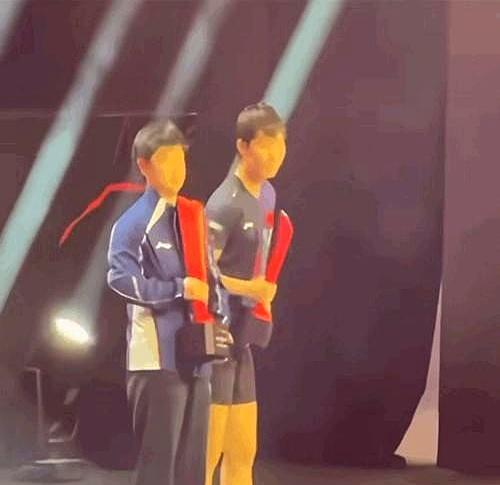 孙颖莎输球后的这个动作，让对手直接愣住了。颁奖台上，陈幸同刚接过奖杯。孙颖