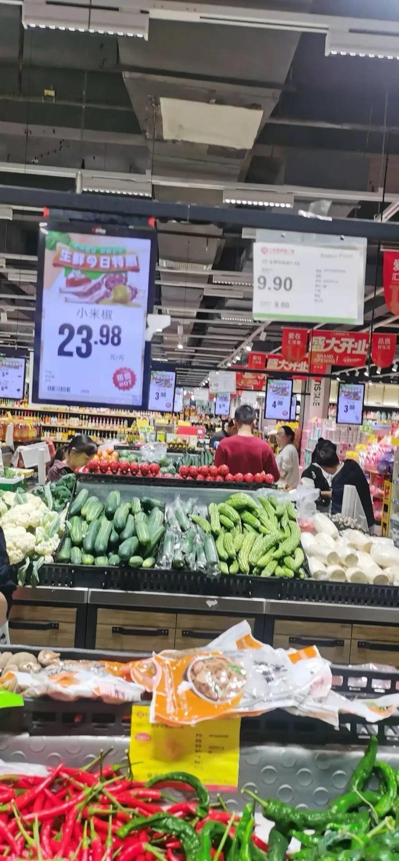 小米椒要上天了？现价23.98元/斤！谁懂啊家人们！逛超市想买点小米椒调味，一抬