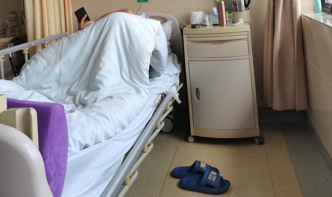 我爸妈都是农民，老爸69，老妈71，老爸养老金220，老妈养老金200。两位老
