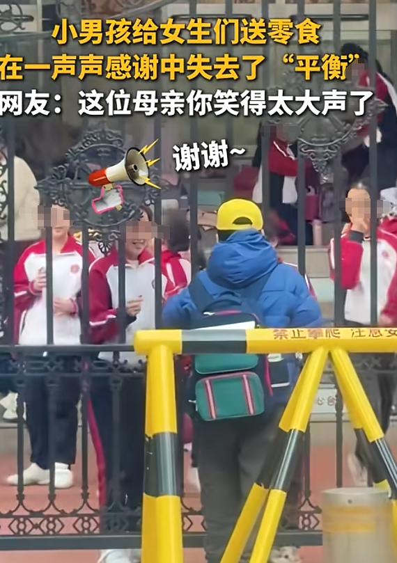 “这个男孩火到新华社了!”10月27日,北京,一男孩放学后怕排练啦啦操的女生们挨