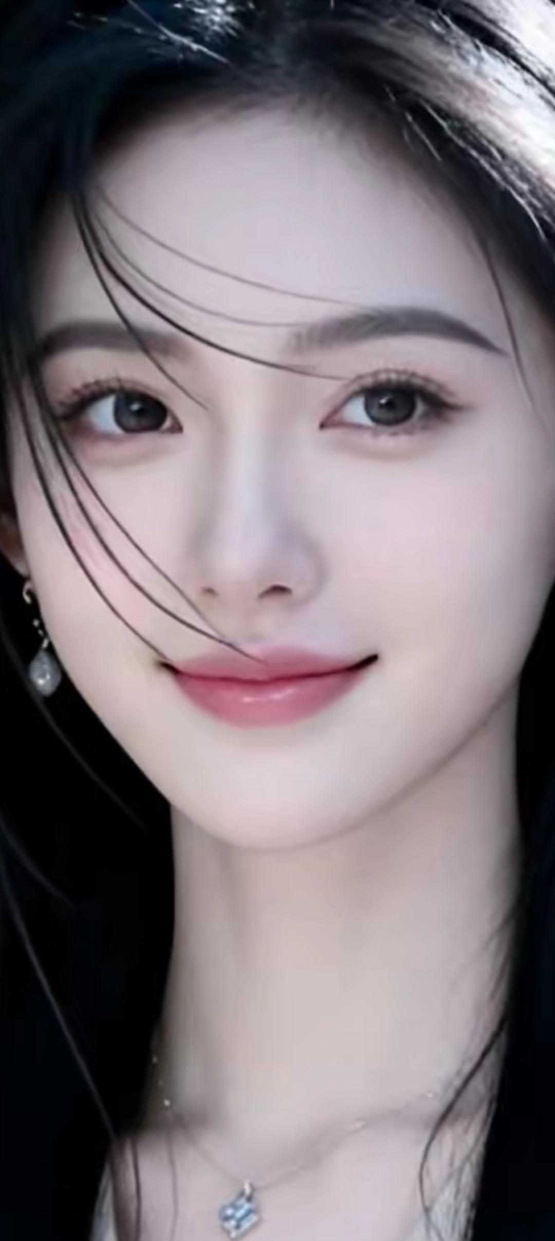 温柔甜美的笑容，黑发飘逸，清新自然。