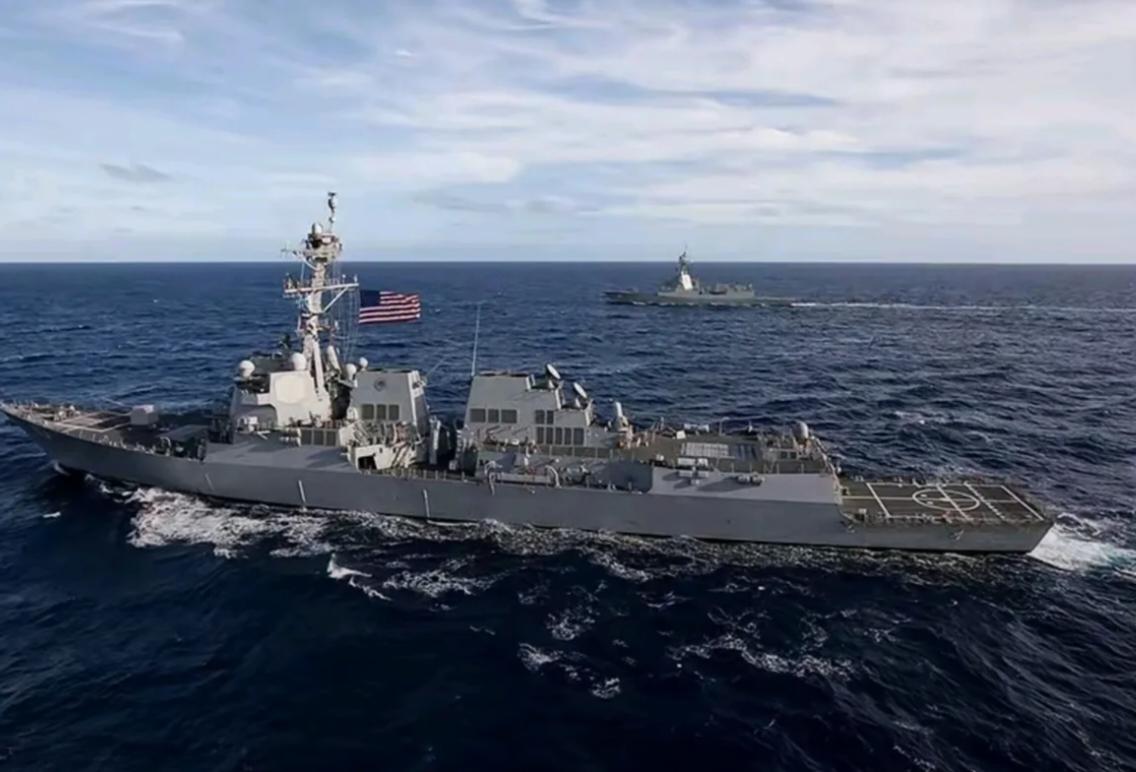 美军“菲恩”号导弹驱逐舰（阿利·伯克级FlightIIA型）与“西尔斯”号海洋