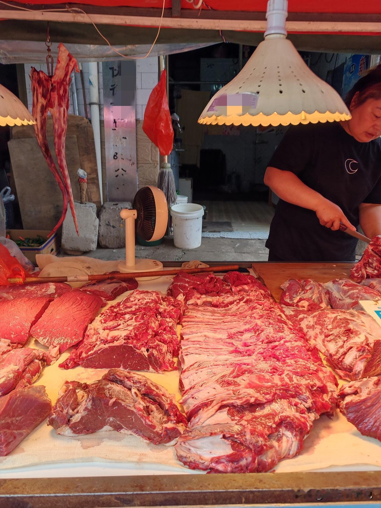 牛肉变价了6月30日，陕西西安。这是城中村的一处早集摊位，刚才路过顺手拍的图，