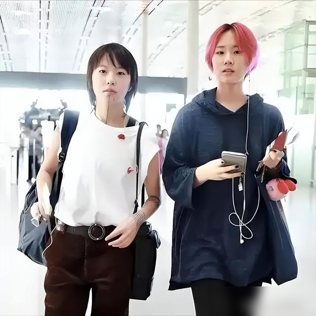 窦唯俩闺女第一次见面，居然尴尬到只能埋头吃水果。14岁那年，窦佳嫄主动约窦靖童喝下午茶。一个跟王菲长