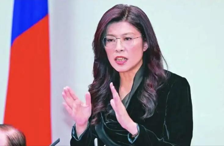 别看就8个人登机，这一架飞机抵得上十个航母战斗群！你真以为这就是一次普通参访、走