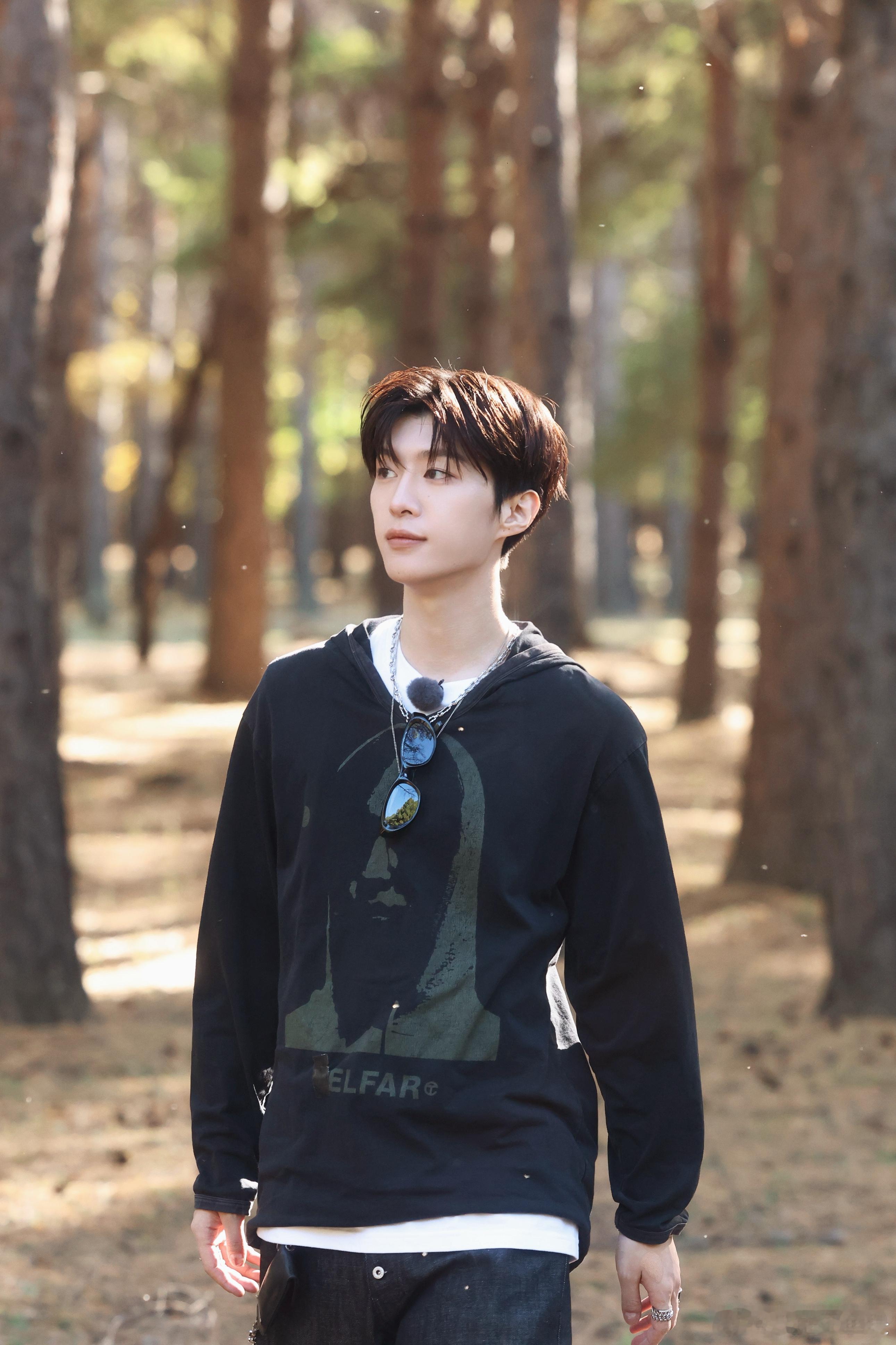 范丞丞墨镜松弛感现在就出发3节目里范丞丞的墨镜造型太绝啦，松弛感与帅气完美交织