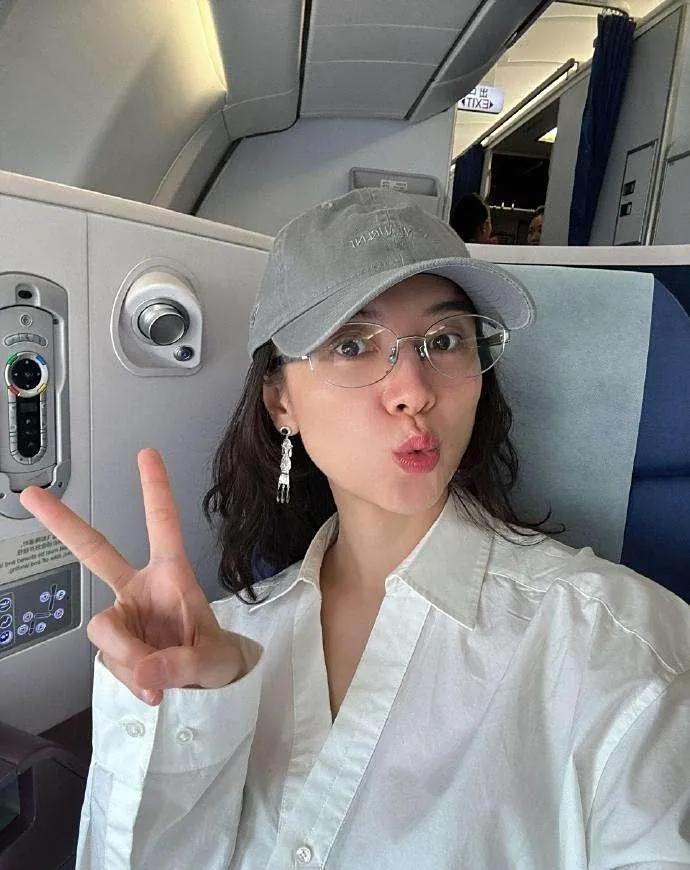 宋佳白色衬衣裙大片释出，少女感拉满！今日，宋佳一组全新时尚大片释出，照片里