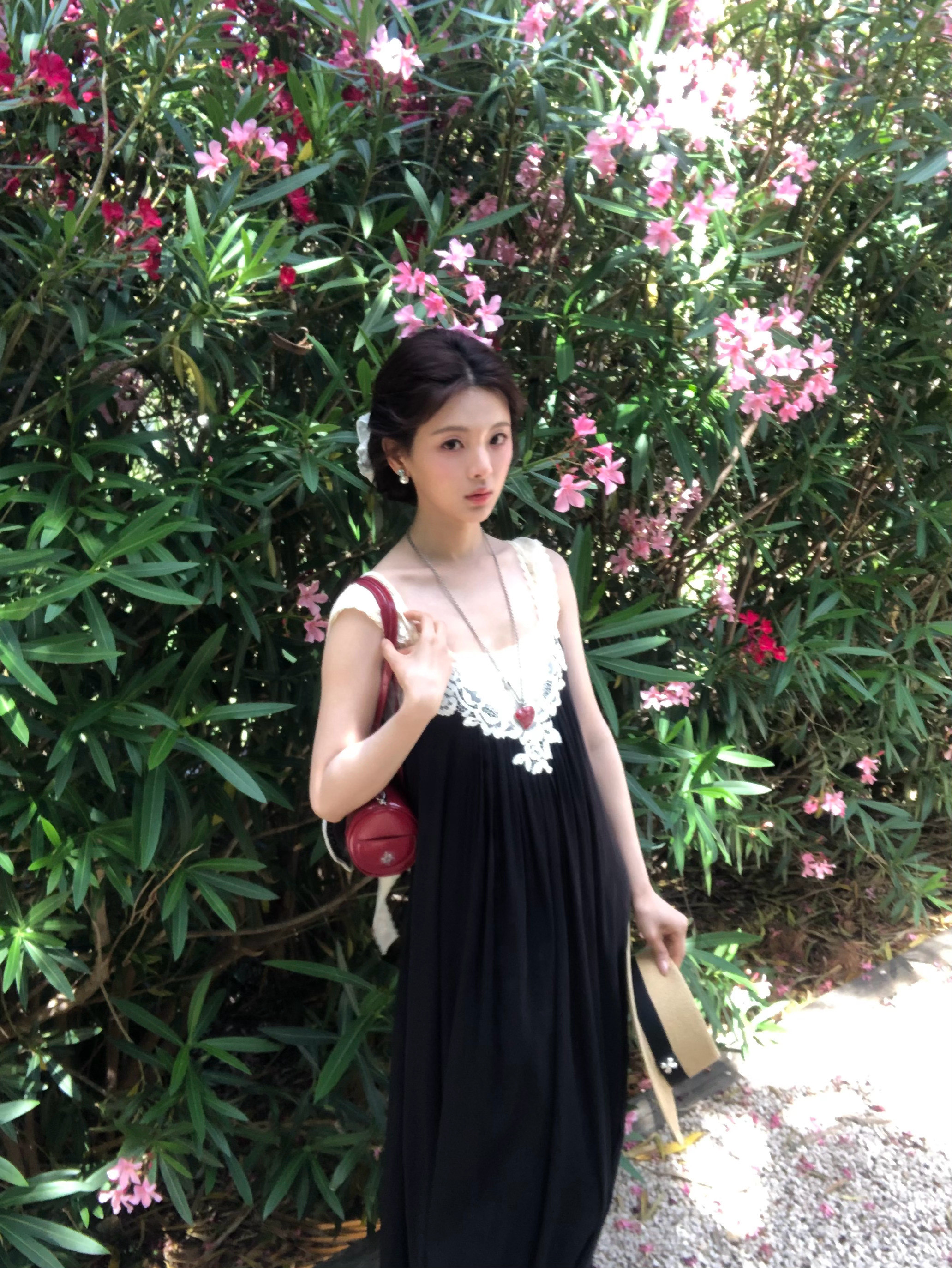 藏在花簇里的浪漫瞬间杨超越