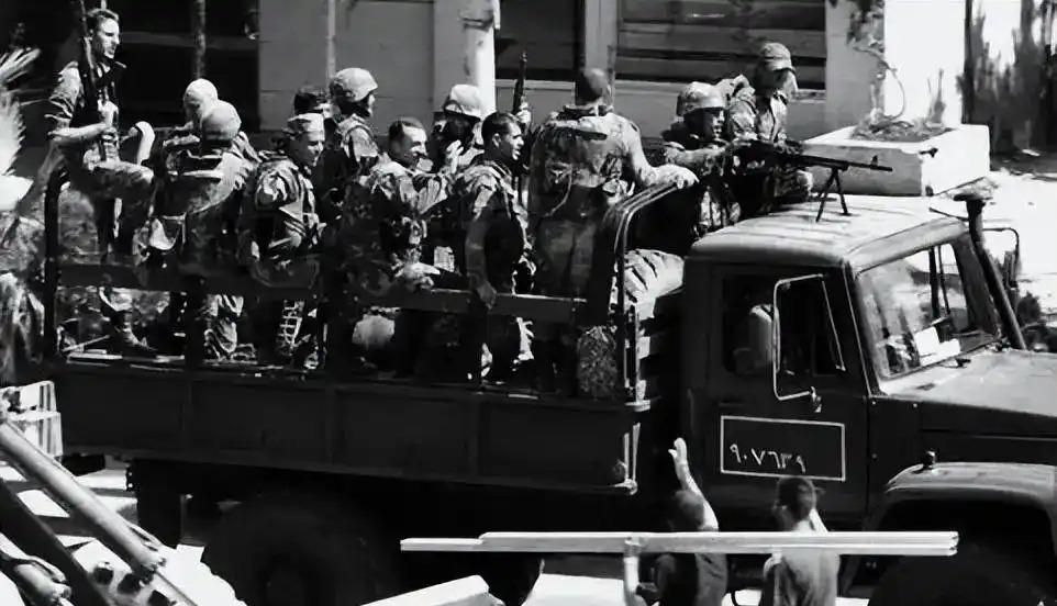 1971年7月，中国大使张伟烈在摩洛哥王宫出席盛宴，把酒言欢间，大量持枪士兵突然