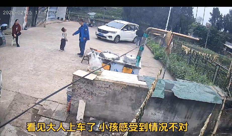 此刻在小哥哥眼里天塌了！前一秒，哥哥还和弟弟在院里蹦蹦跳跳，后一秒父母带着弟弟