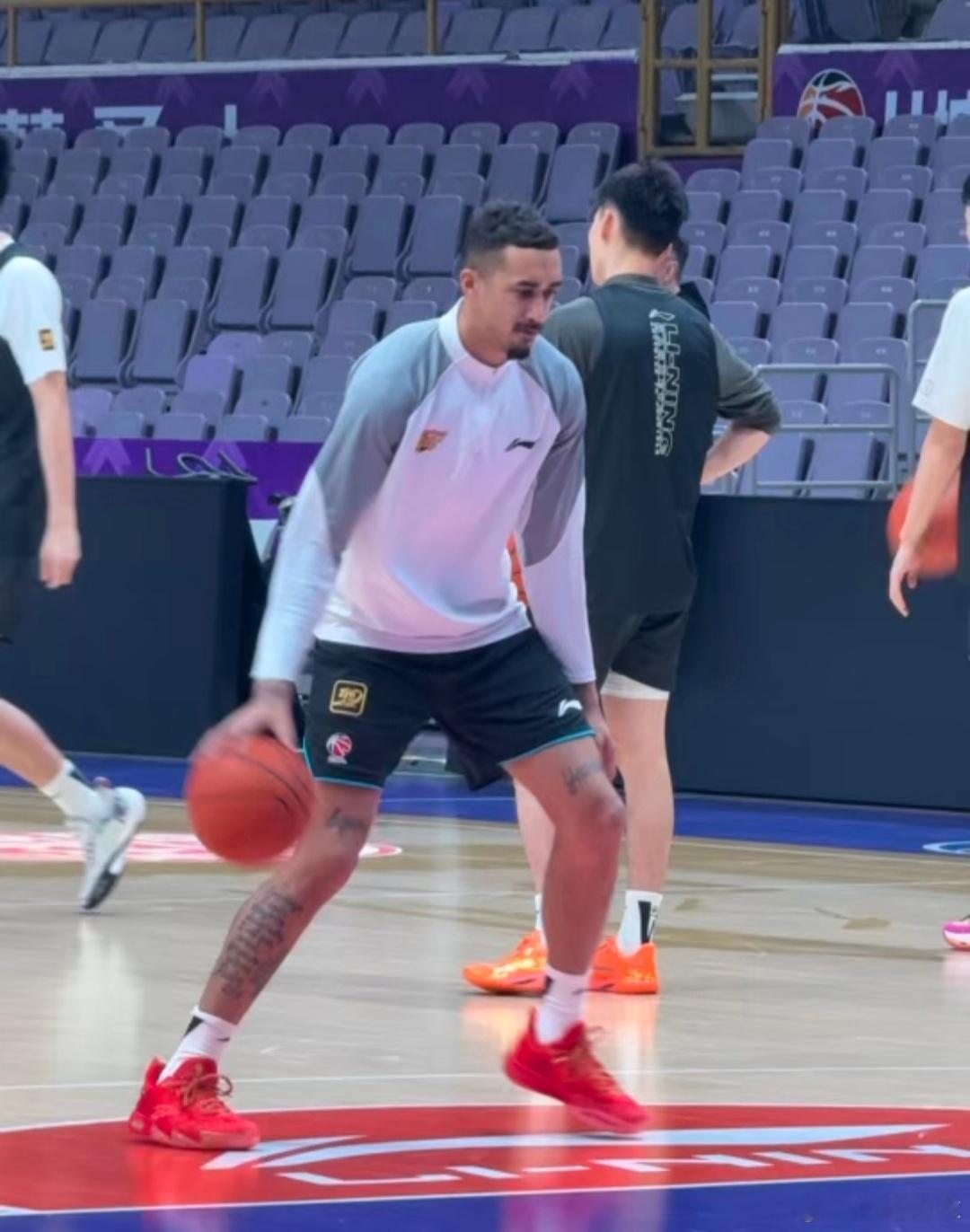 结合杜导采访和各路解说大神的消息，总结了下目前广东队伤员情况👇-徐杰，软组织