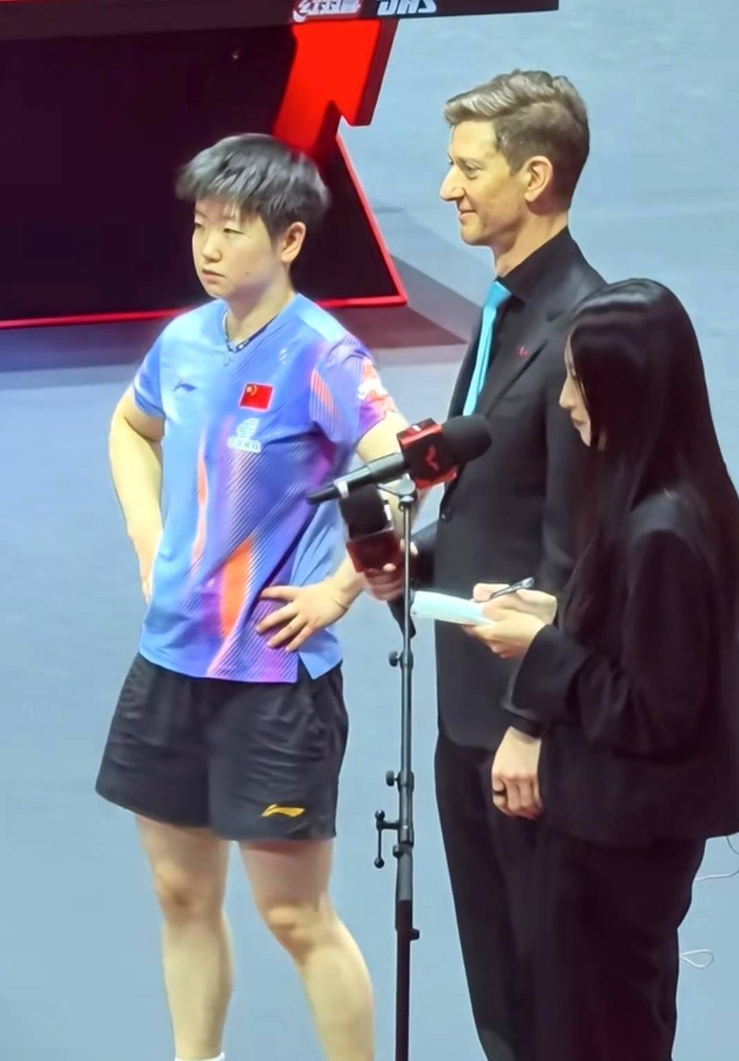 一个外国解说员，公开场合唯一能捏孙颖莎脸的人。不是亲人，却总下意识想保护她