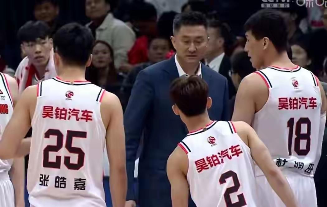 有广东球迷畅想，假如杜峰真的如传闻所说下课了，广东男篮会发生怎样的变化？首先，胡