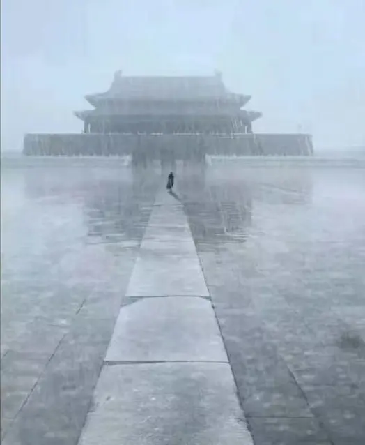 清朝官场已属非常腐败，但他的回避制度却非常完备。清朝官场不仅直系亲属要回避，老