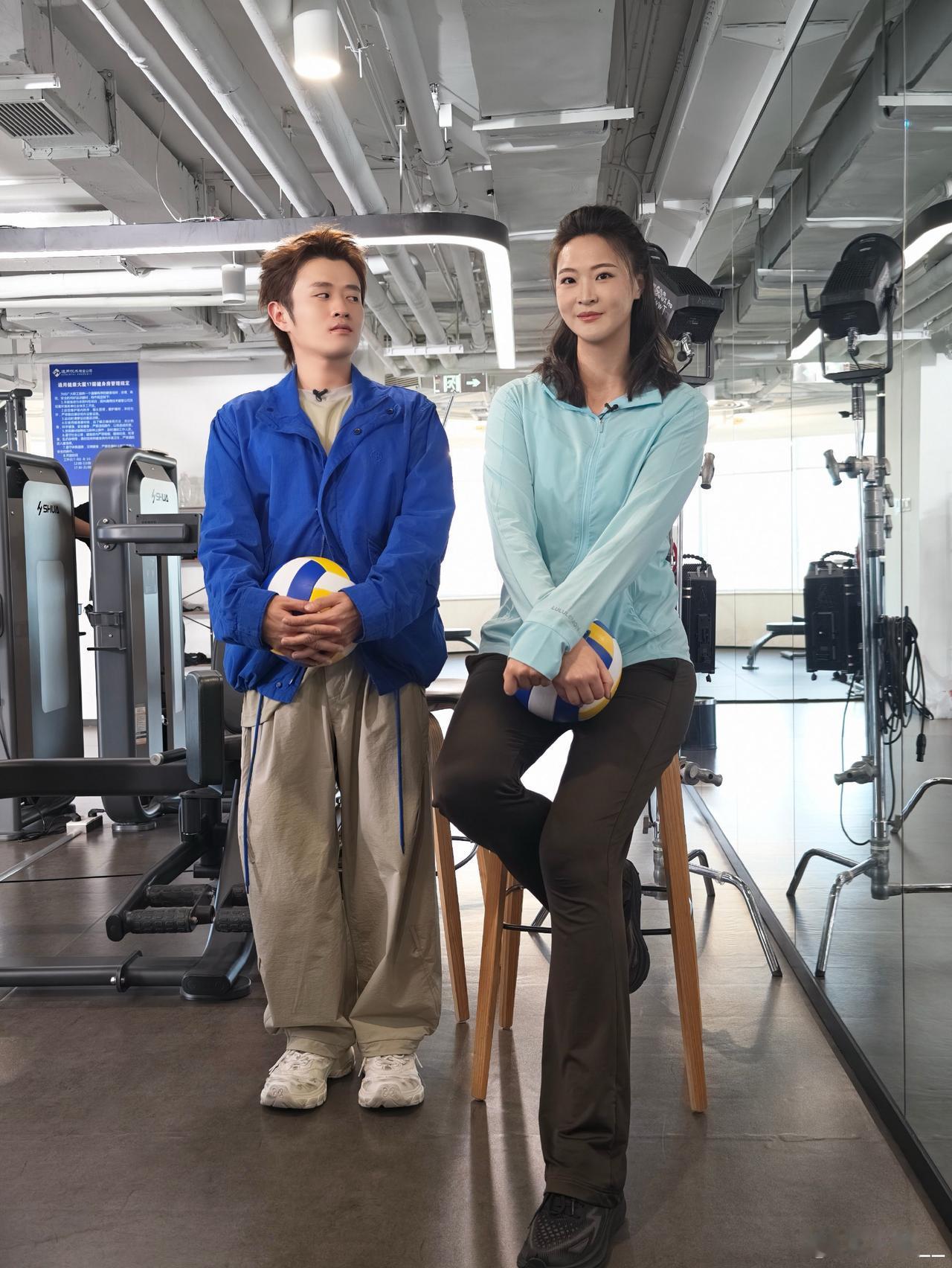 惠若琪：你站我旁边，摄影师得蹲地上拍吧。王勉：别说了，我站你旁边像你手机支架