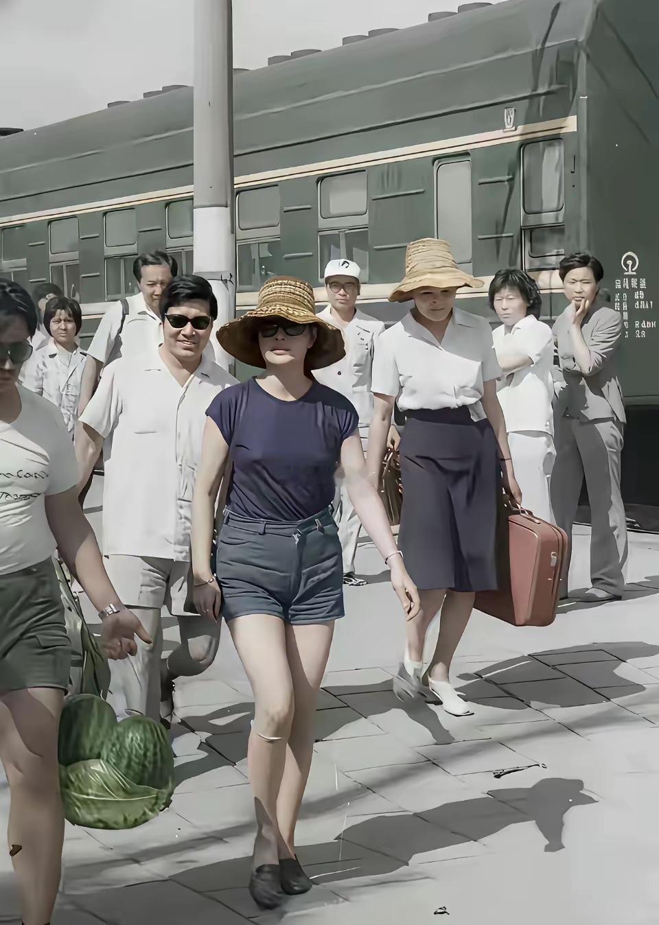 1984年，那时的刘晓庆肤白貌美大长腿，正是当红，她受邀前往山西运城巡演，因着装