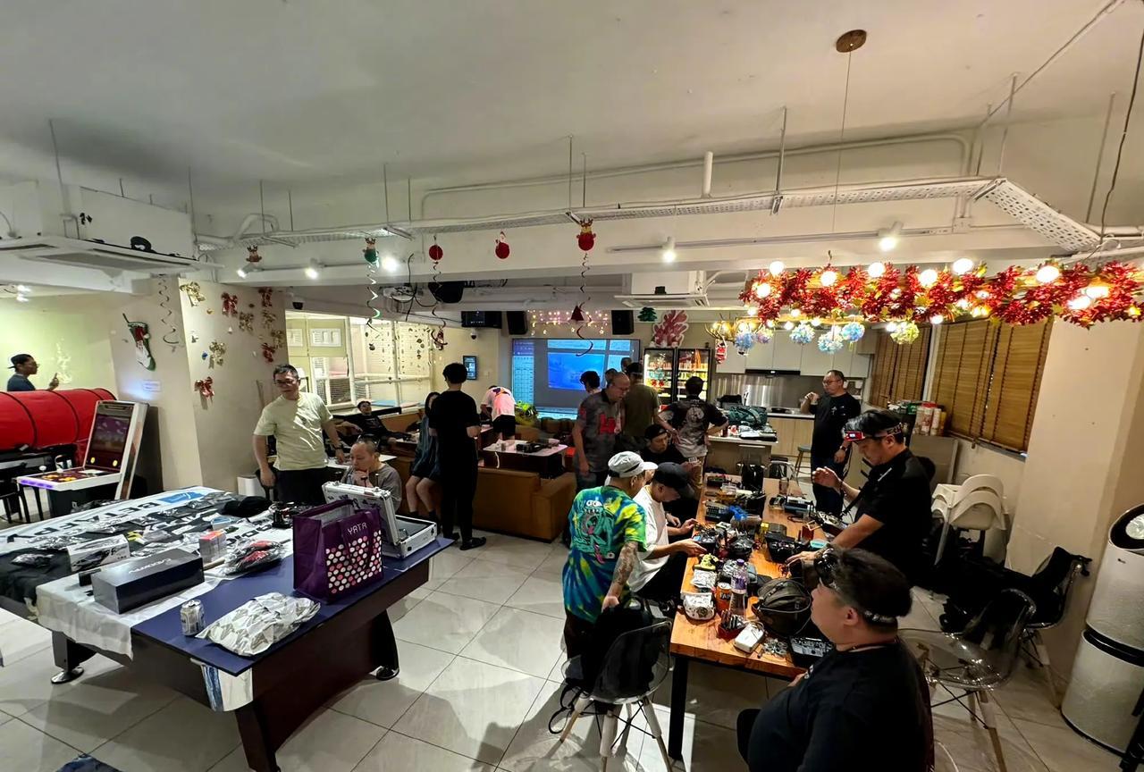 蔡少芬晒合照为张晋庆生并配文：伴你生日22个年头，我好珍惜和你共度的时光！每个字