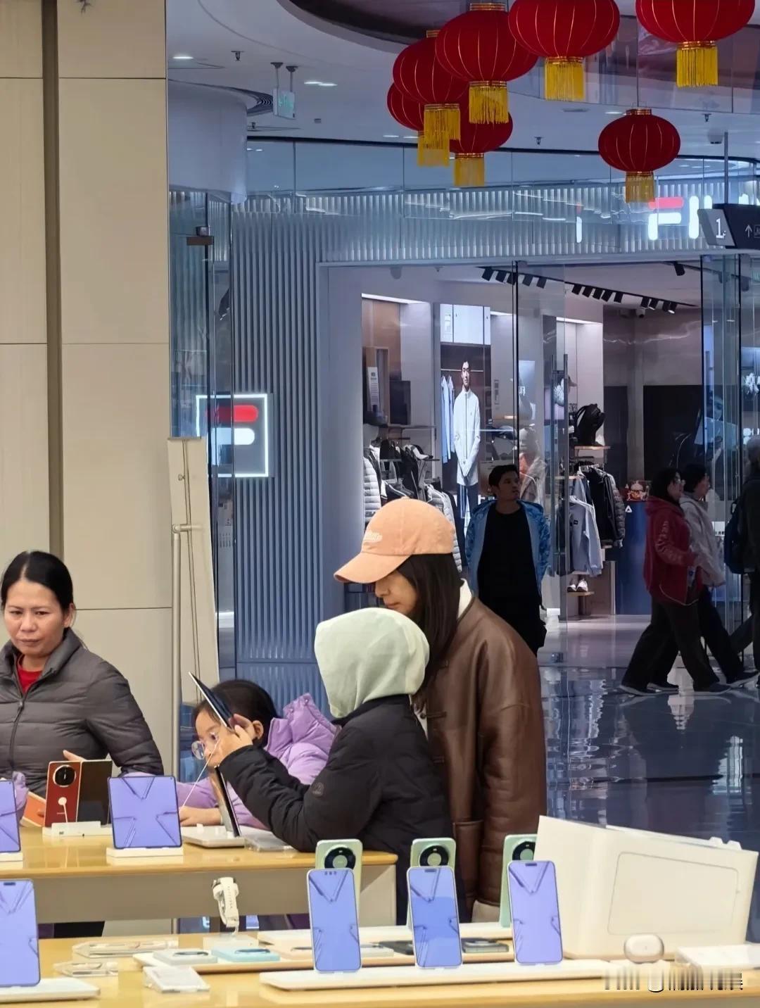 郭晶晶、霍启刚一家子现身广州南沙万达广场。郭晶晶穿着一件皮衣，戴着棒球帽，带着