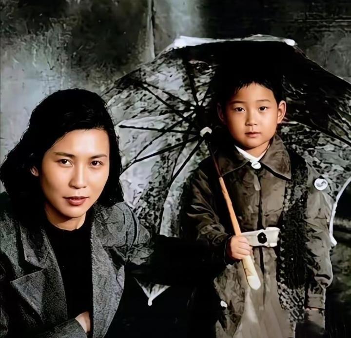 照片里笑容温和的女子，是贺子珍；依偎在她身边的，是女儿李敏。这是母女俩在苏联时期