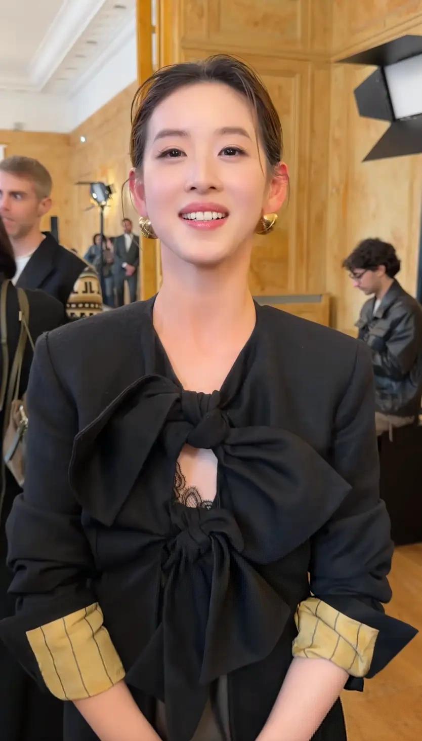 刘强东的老婆章泽天出现在UmaWang的秀场上。这次的造型相当不错，年轻又漂