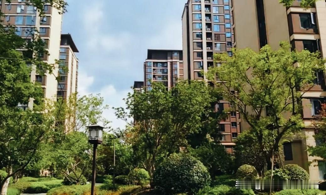 现在有儿子的都活明白了。表妹给儿子买了婚房，全款买的，但房本上却写了姨妈的名，