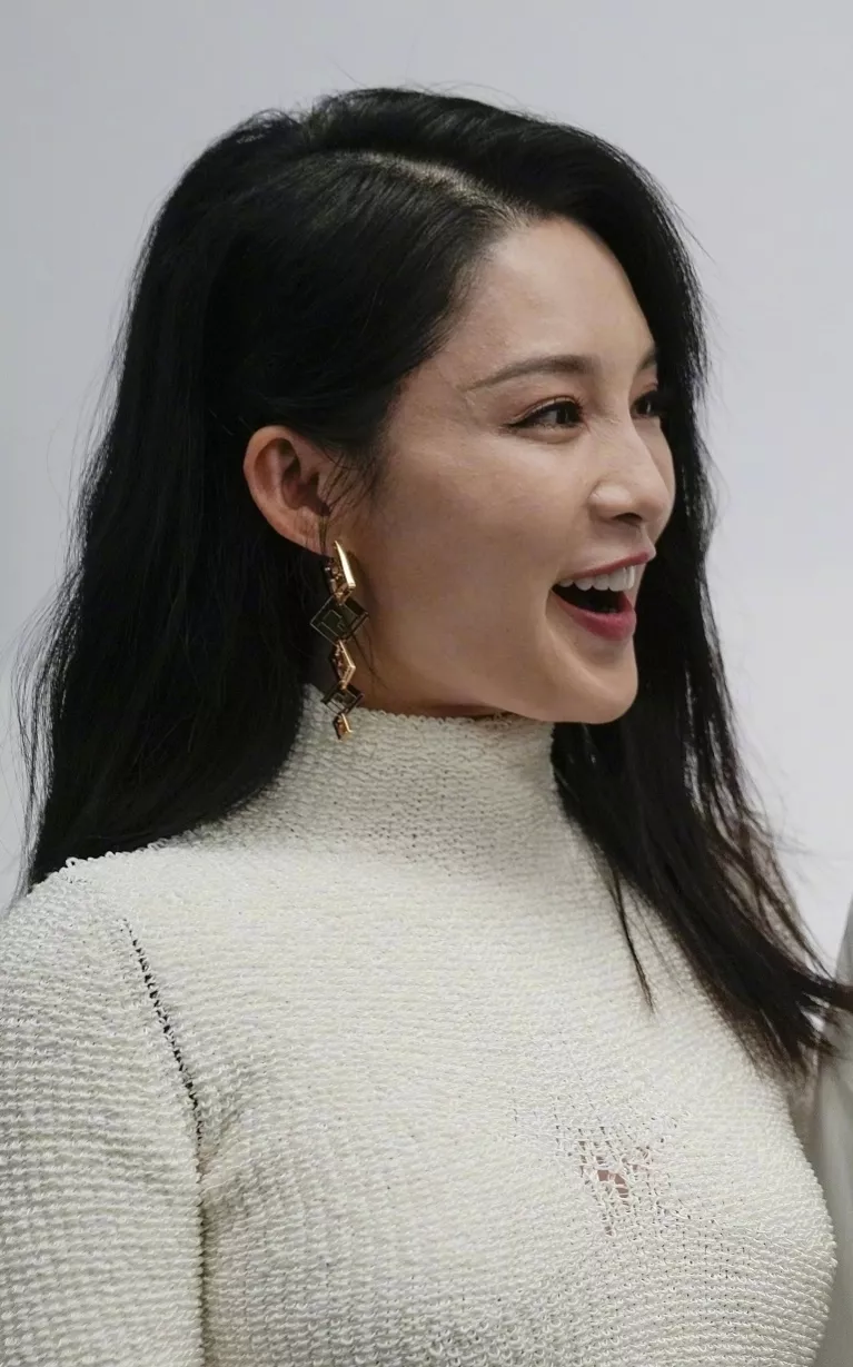 李沁突然引发了热议，这一次，不是因为她的演技，也不是被狗仔曝出恋情。而是她的一组