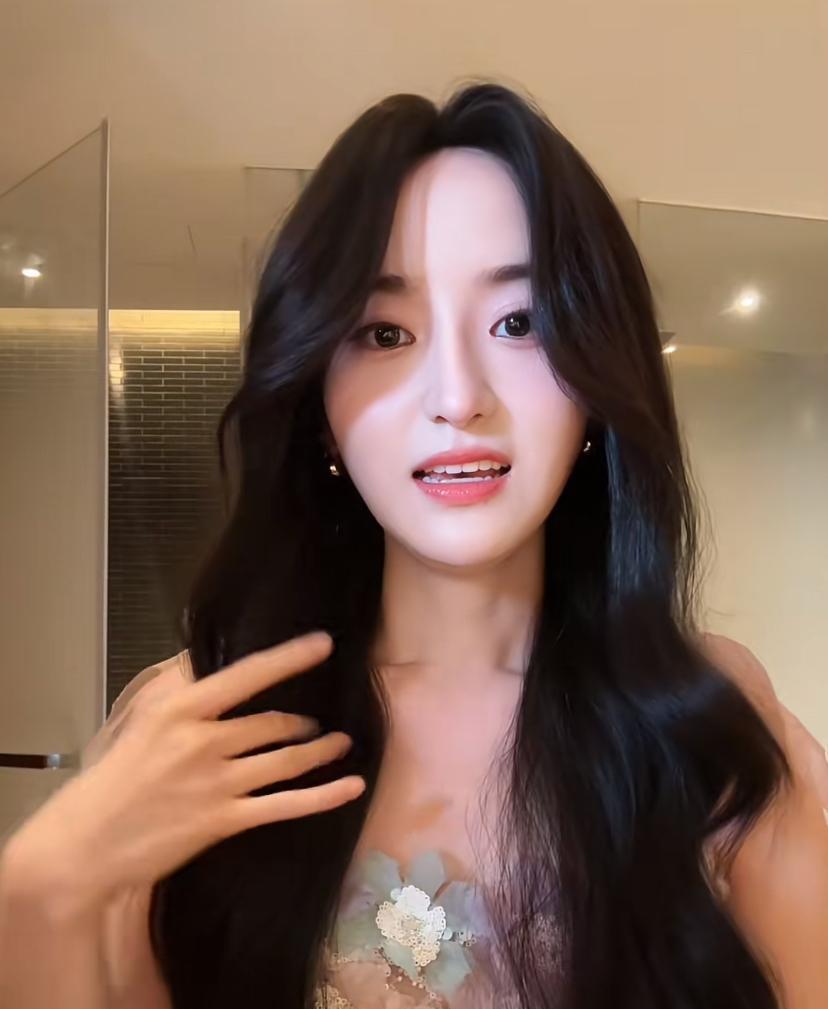 香飘飘千金蒋一侨长发也太美了吧。长发可比她短发好看多了。这么好的条件干嘛总当