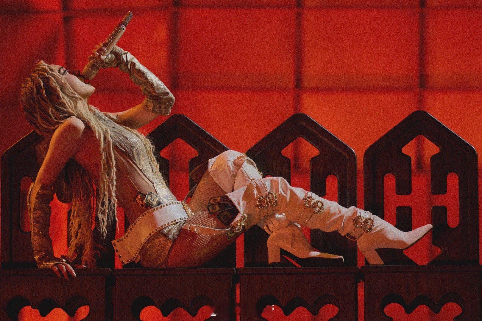 蔡依林重新定义演唱会新标准谁看了蔡依林巡演不疯狂！机械巨蛇绕场炸场，超大型舞美