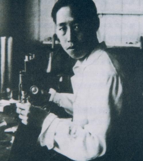 1941年，宜宾的一个旧货摊上，童第周拿出好容易凑齐的6万元，却被摊主拒绝：“涨
