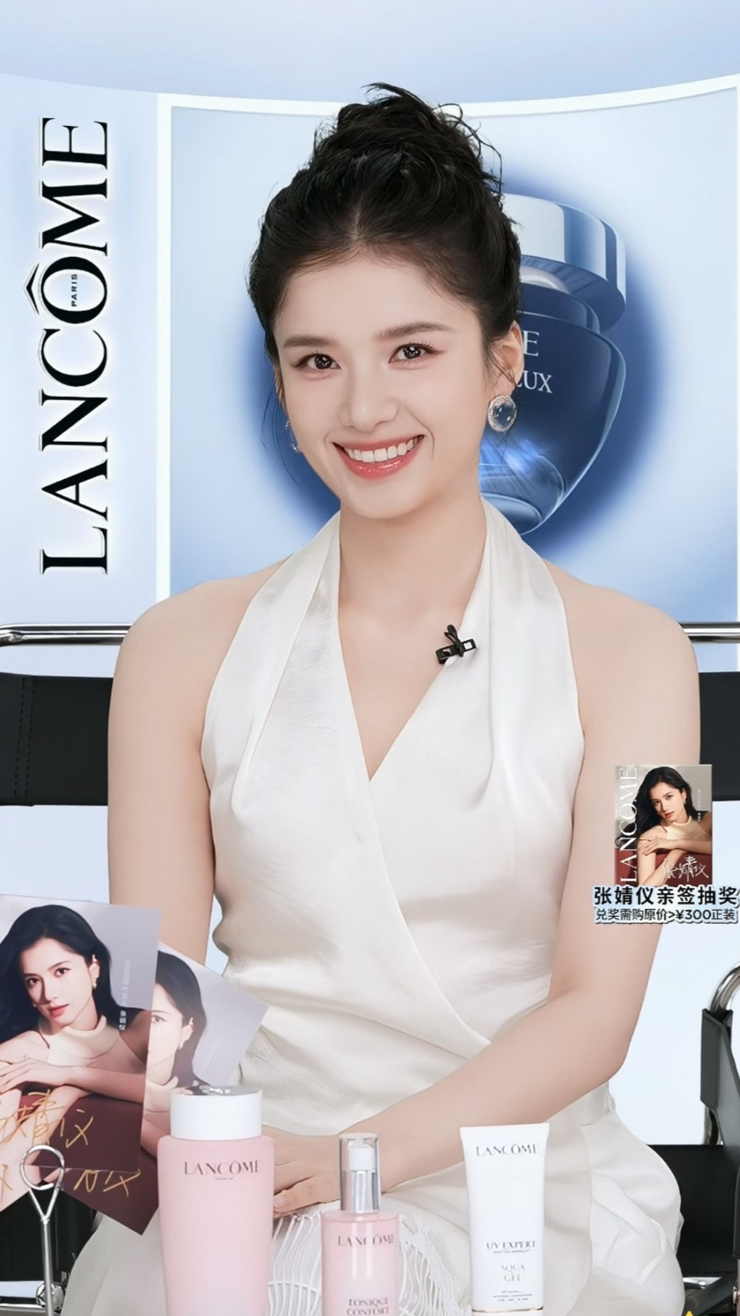 张婧仪今日出席品牌直播造型，身着CNLEEWEI2026秋冬系列米杏色交叉V领