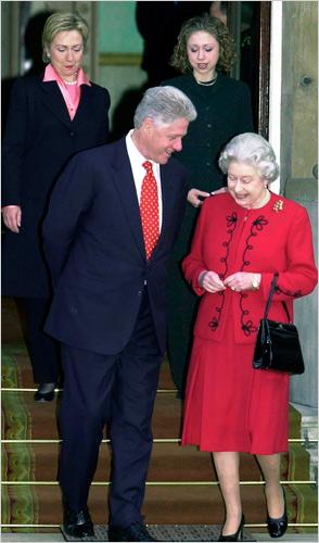 克林顿一家人和英国女王在一起，他女儿那时颜值还可以，女王老了也美丽。