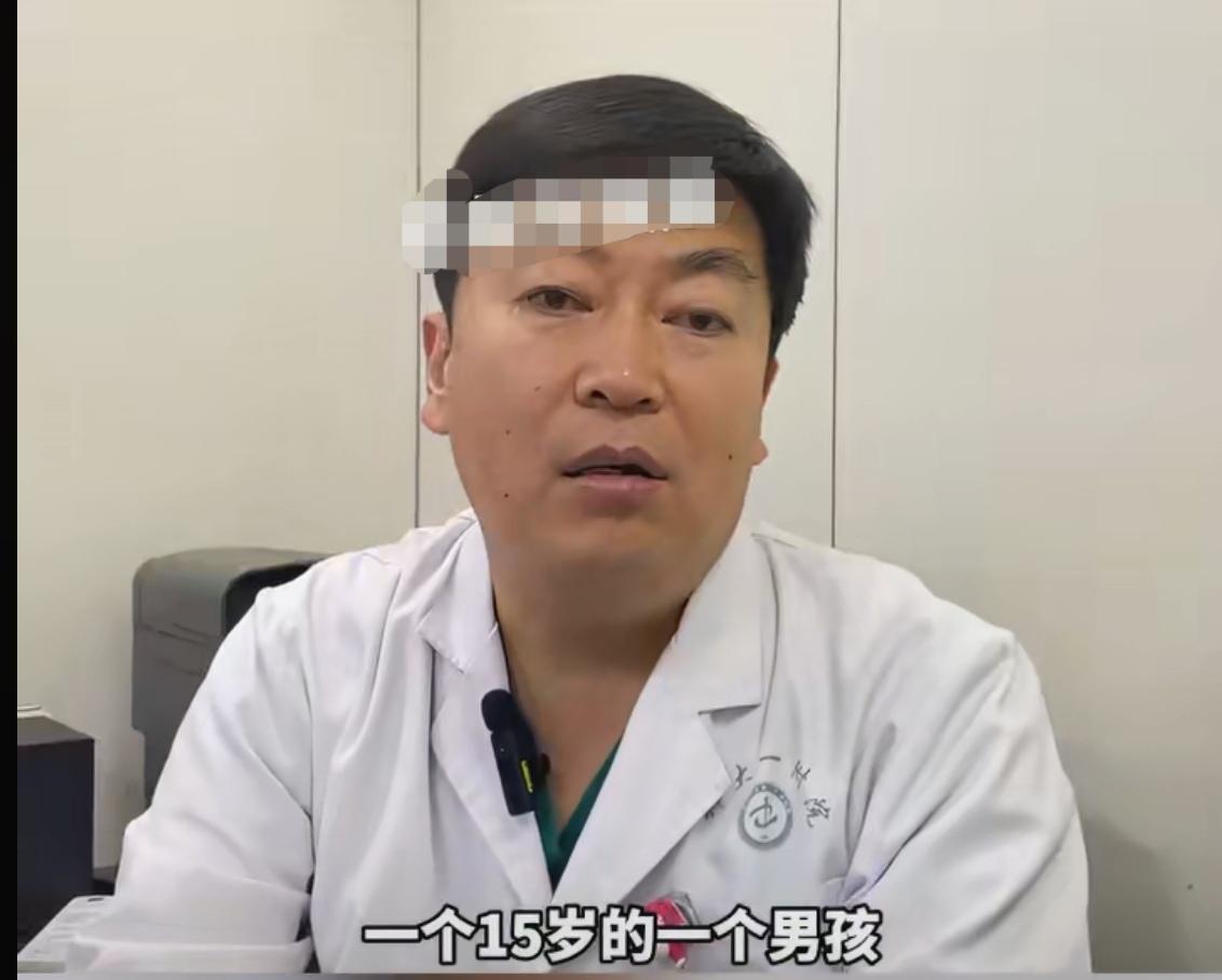 这爸妈也是人才，五年都没发现儿子偷偷熬夜玩手机，直到儿子15岁骨缝闭合，再也没法