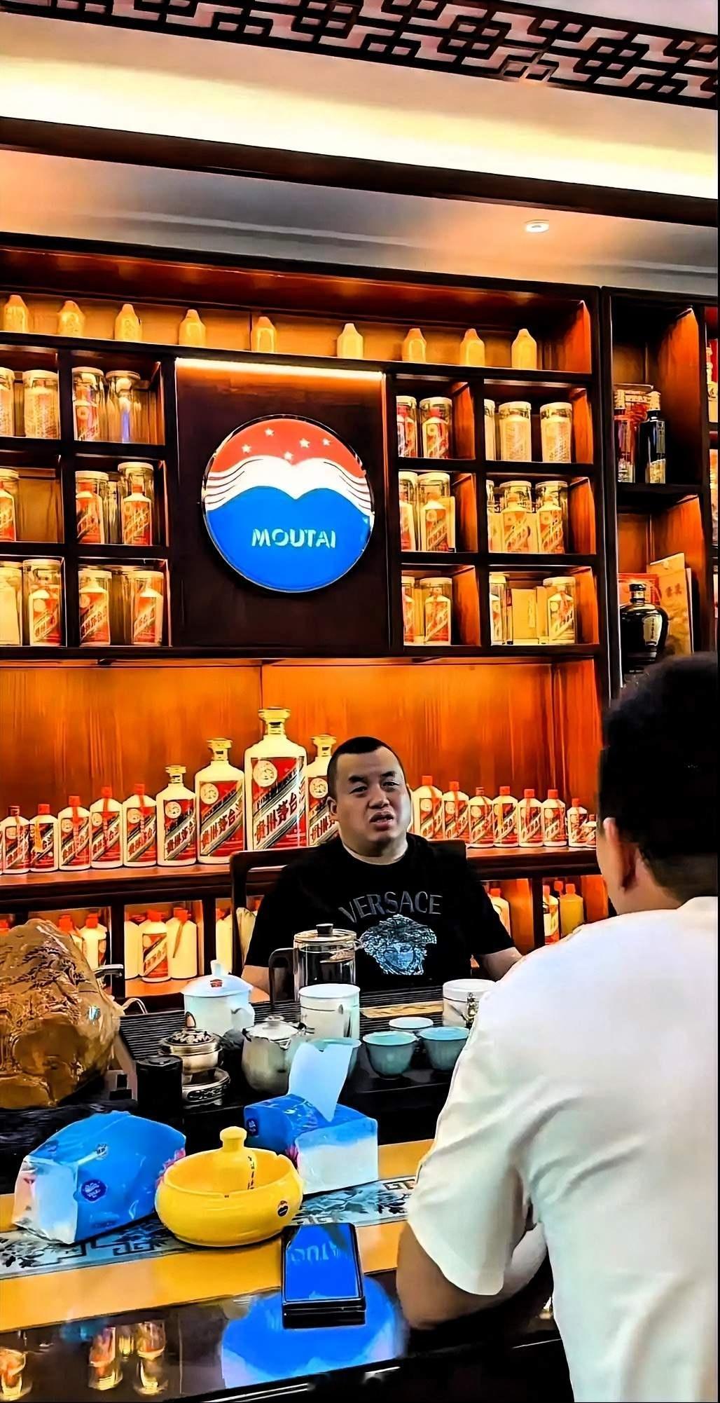 北京茅台王崩盘囤酒上亿，一天亏十几万降价都卖不掉，身价直线下降投资圈又爆大雷，北