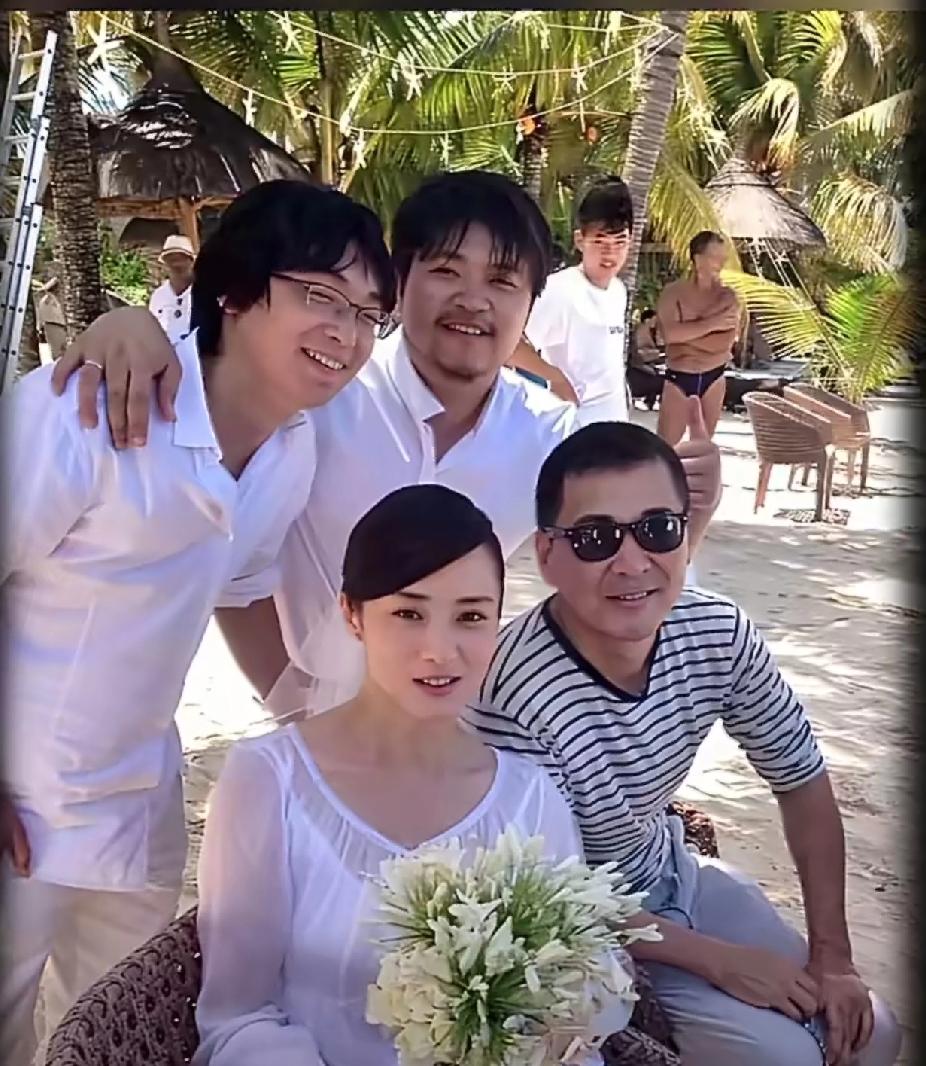 蒋勤勤的两个儿子都更像陈建斌。17岁的大儿子身高已超过妈妈，五官轮廓与父亲年轻