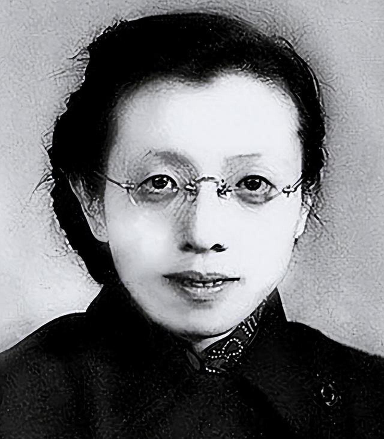 1946年4月的南京，刚摆脱汪伪统治，又陷入另一种紧张。一个穿着讲究的“上海