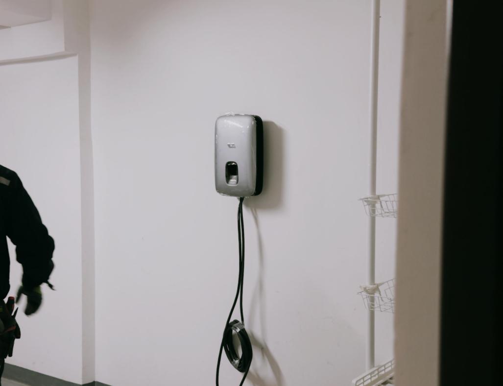 现在的燃油车车主到底有多糟心？加一次油的钱可以买一件羽绒服。加两次油的钱可以