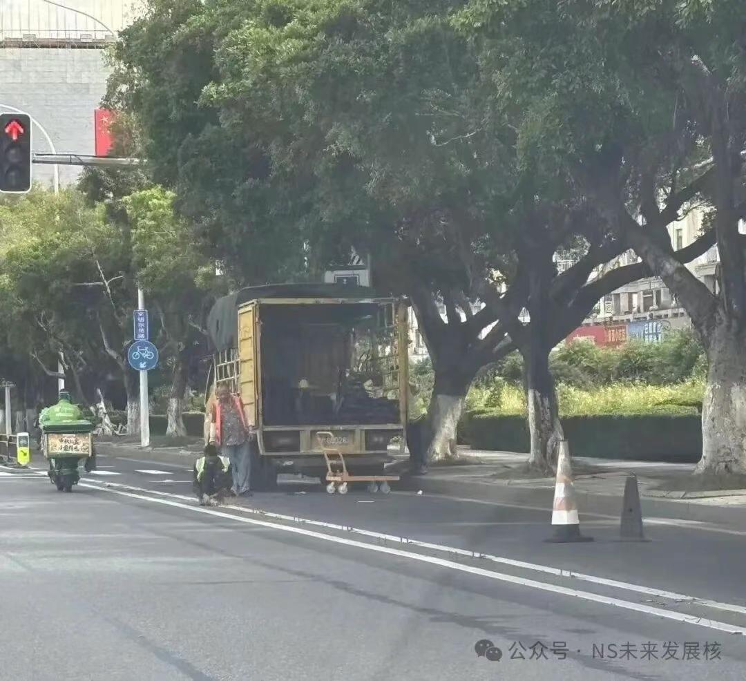 南沙市民爆料，之前引起大家广泛讨论，甚至还上了“今日关注”的进港大道最外侧车道改
