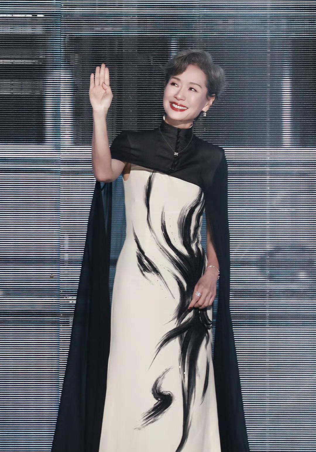 叶童真的是穿什么都好看呀,这一次参加活动又美出了新高度!我想,在2025中国