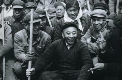 1954年，王震被一县长拷了起来，王震怒道：“你没枪毙我，算我王震命大！”19