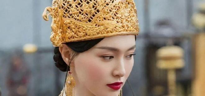 公元988年，辽国宰相韩徳让正独自在帐内更衣。突然，萧太后慌张闯进帐内，众侍从平
