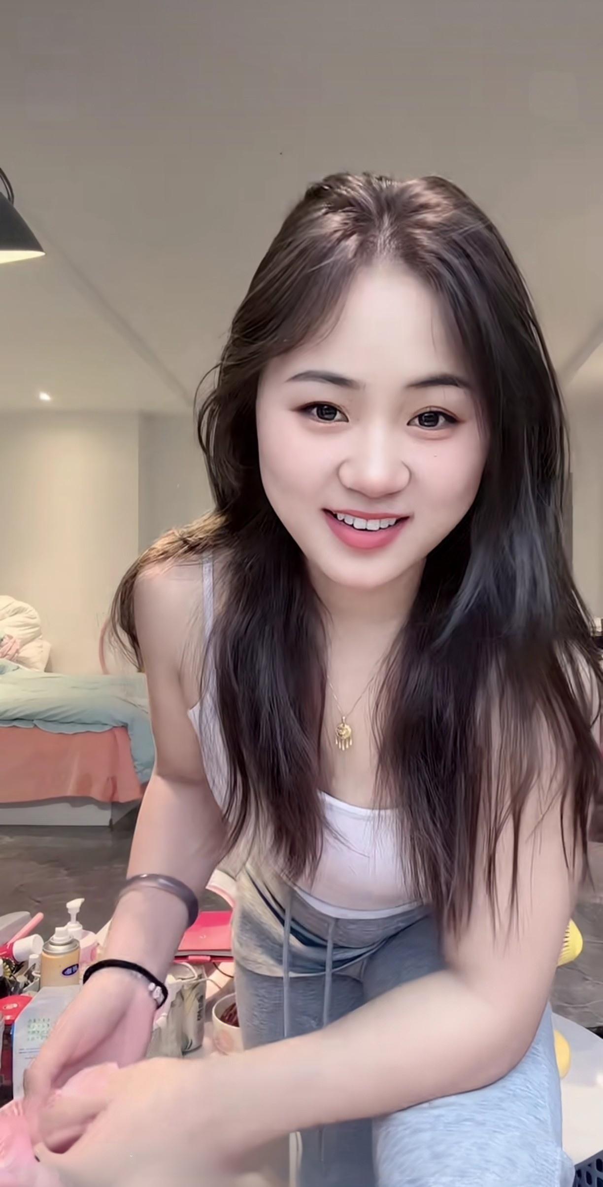 丰满漂亮的姐姐，笑的真灿烂。