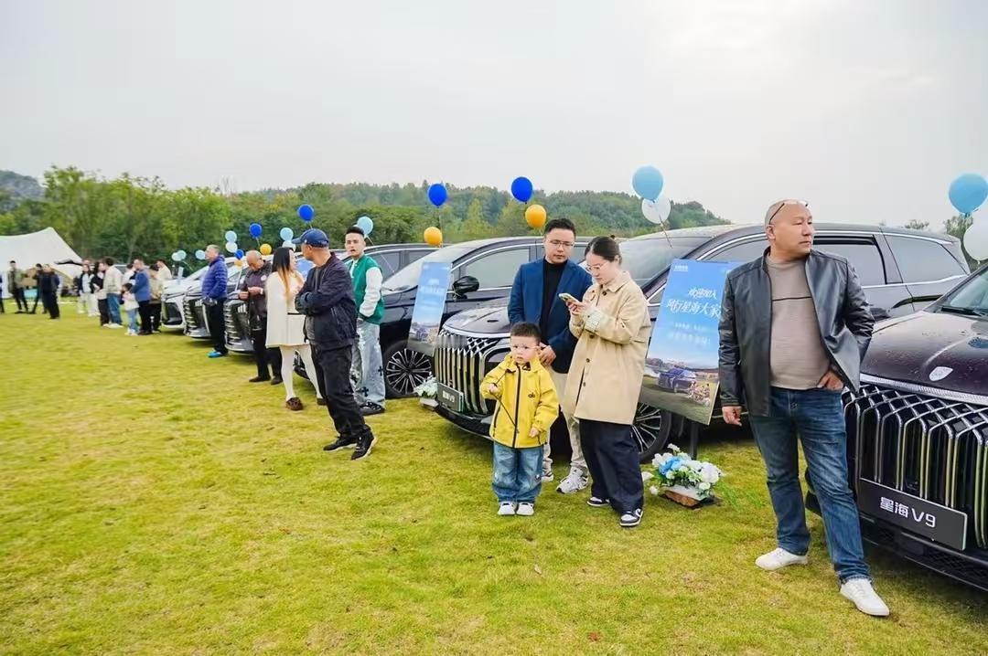 现在年轻人谁不爱家爱旅行啊?一家人自驾游野外露营也是众多年轻人的选择,如今,带娃