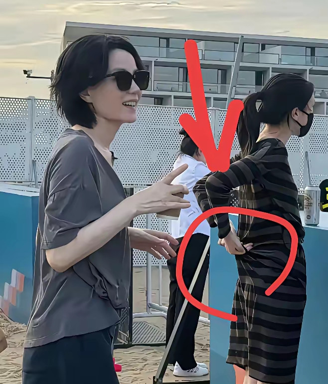 李嫣随手一个小动作，难怪大家都说她自带时尚感不得不说，李嫣的时尚感，真的让人佩服。有网友拍到李嫣和王
