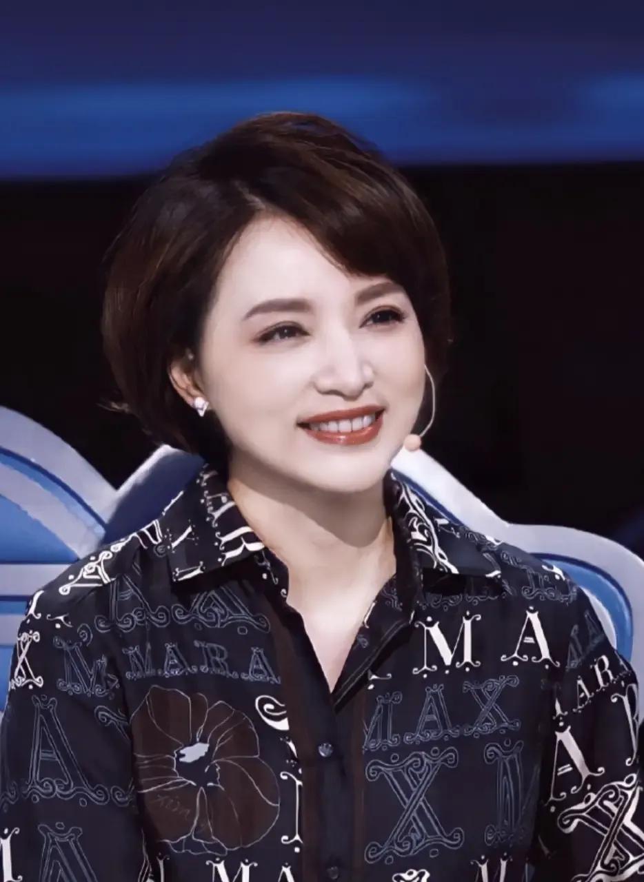 说起央视的女主持人，董卿在很多人心里，大概都占着一个挺特别的位置。单看外形，