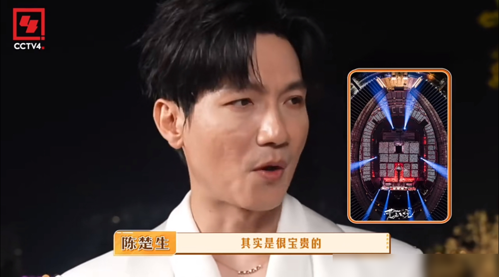 陈楚生一张嘴，直接把央视秋晚后台说成了潮汕老家的茶桌。他这回不唱普通话，唱《月下煮茶》，电影《给阿嬷