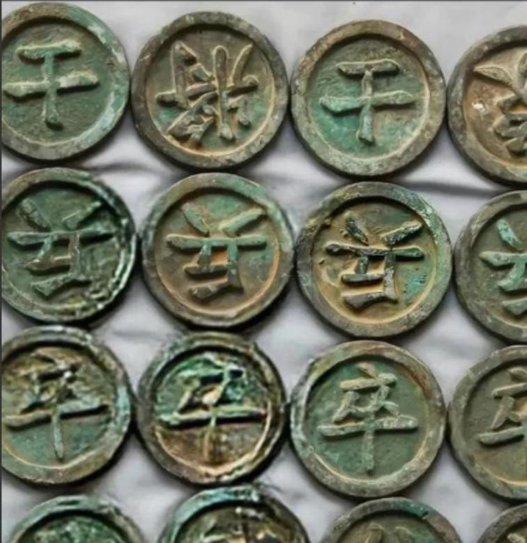 “给我三亿，我就上交！”1982年，一位农民在自家宅基地上挖出了一副象棋，共32