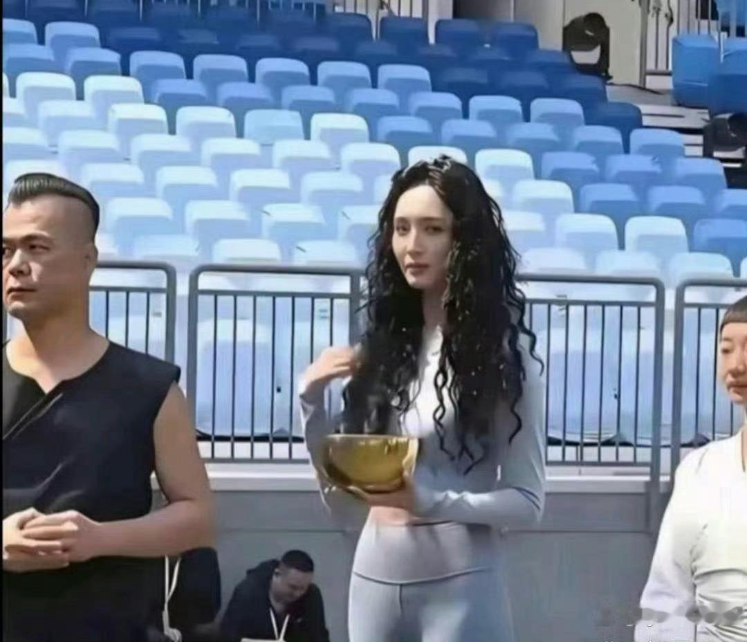 这是金晨？啥时候的照片啊，看起来不太像呢