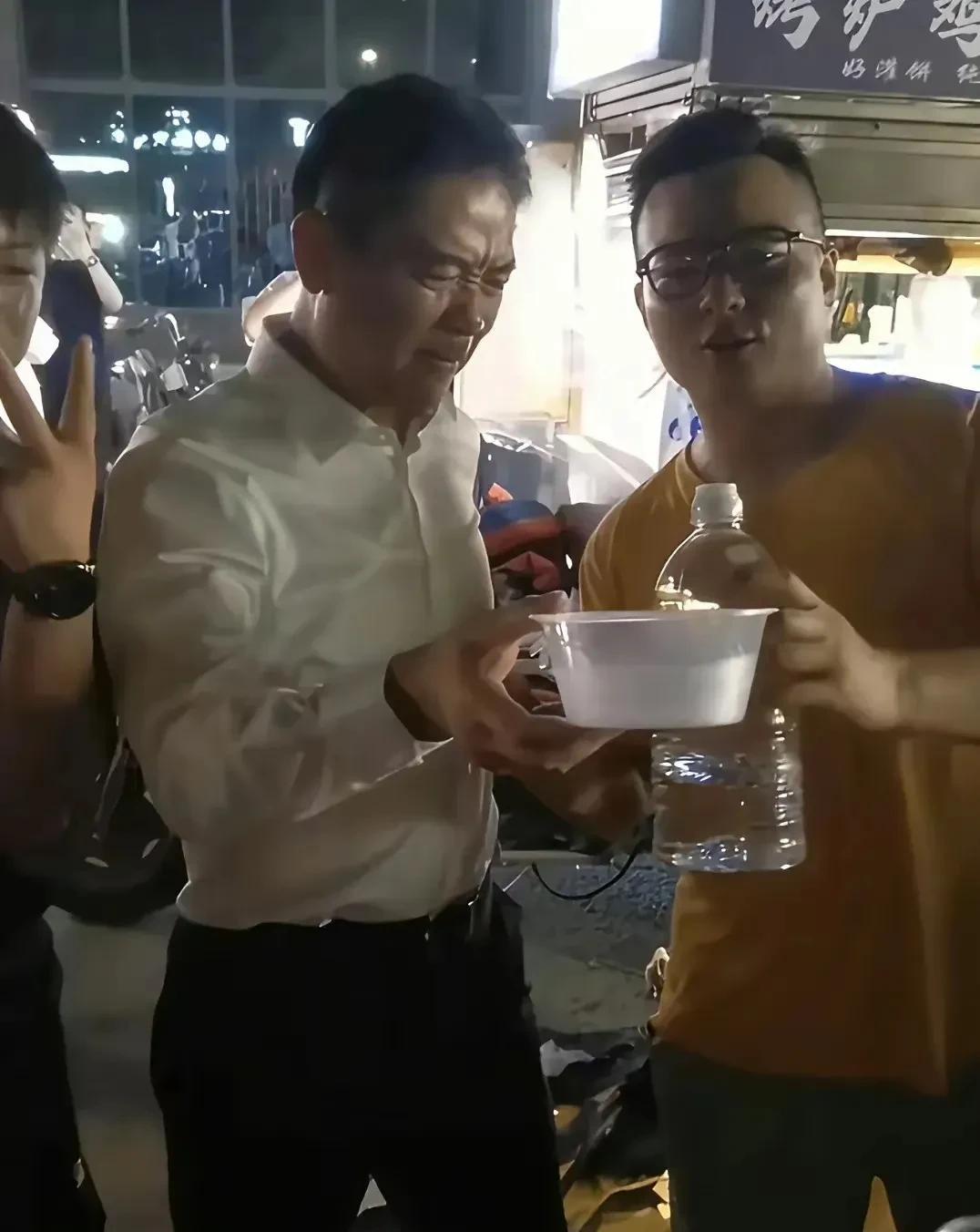 你看东哥，被散娄子辣得直咧嘴，这接地气的样儿，哪像个大老板！刘强东宿迁夜市嗦