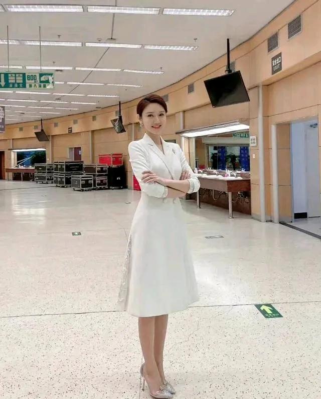 她是央视力捧的女主持人，也是董卿的接班人；她气质甜美，主持节目热情洋溢、亲和力很